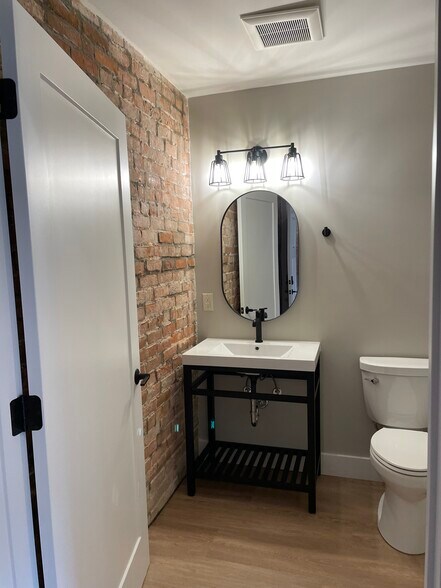 1/2 Bath - 106 W Middle St