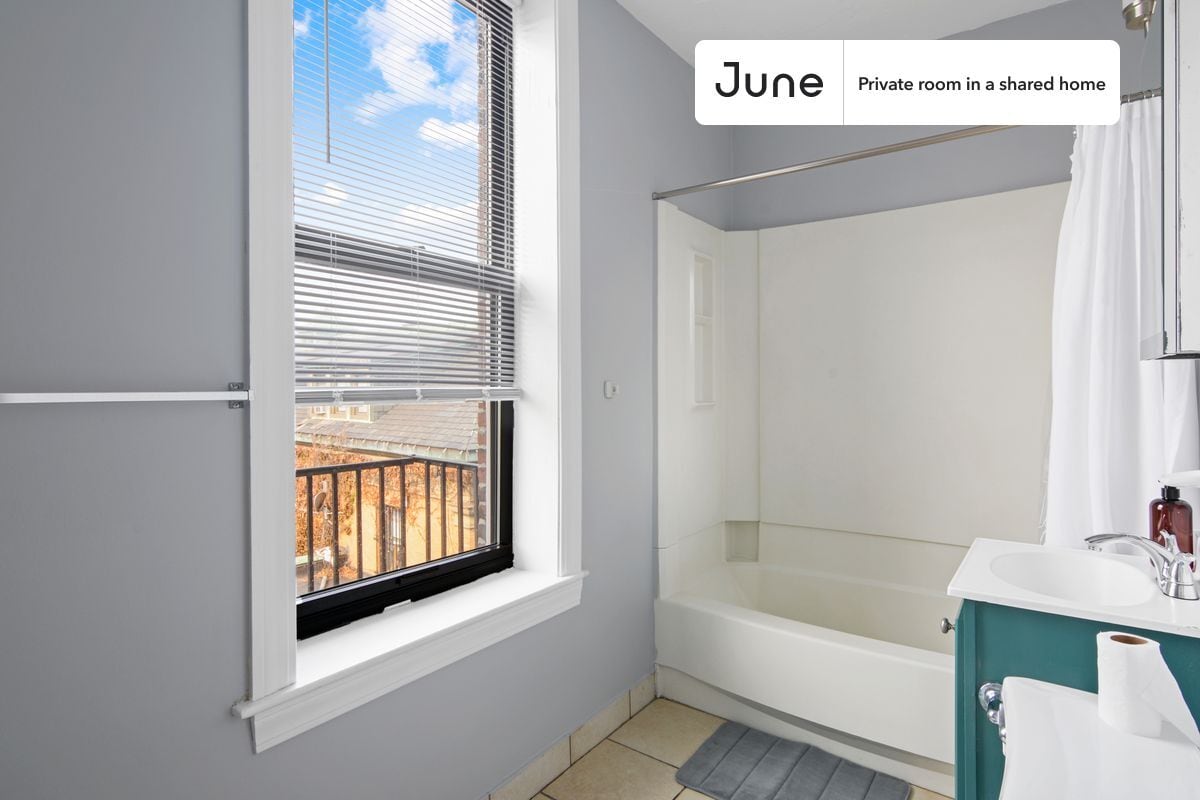 Building Photo - Room in Shared 4 bed/2 bath home