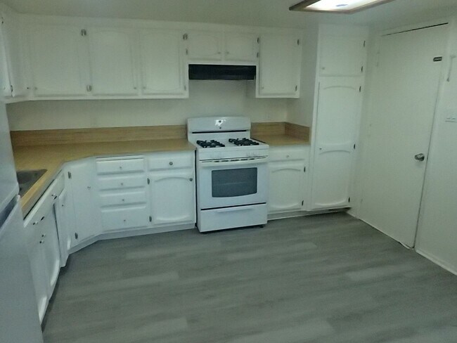 Building Photo - Cute 2bd 1 ba