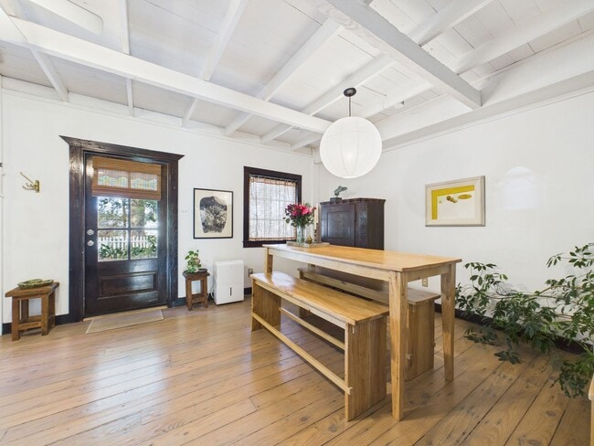 Building Photo - COMING SOON! Charming Cottage in the Center of Town