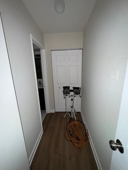 Building Photo - 5919 N Kenmore Ave