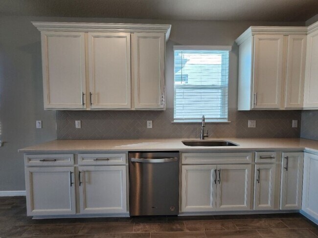 Building Photo - Gorgeous 3-Bedroom, 2-Bathroom Home in Cle...