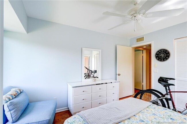 Building Photo - 233 NE Edgewater Dr