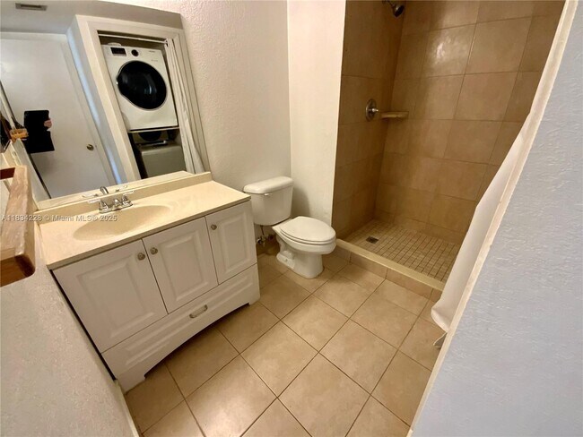 Building Photo - 417 Lakeview Dr