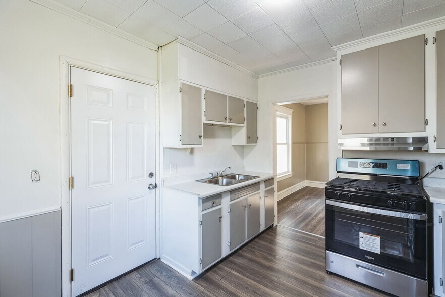 Building Photo - 1573 Jermain Dr