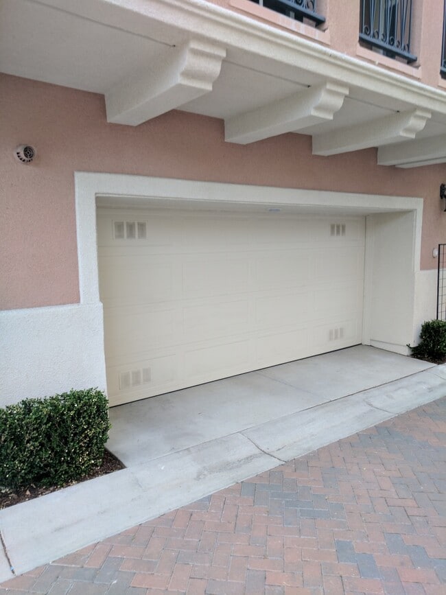 Building Photo - Luxury 3 bedroom 3 bath located in great a...