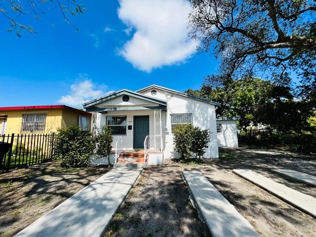 Building Photo - Fabulous Renovation! Gorgeous Three Bedroom and One Bath Home!