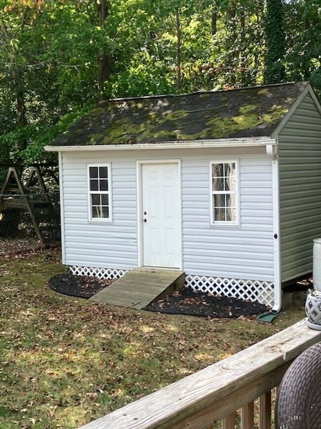 Building Photo - Lovely Rambler