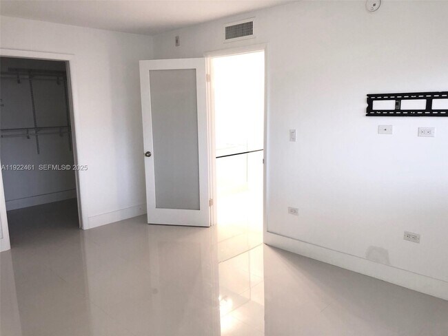 Building Photo - 1881 Washington Ave