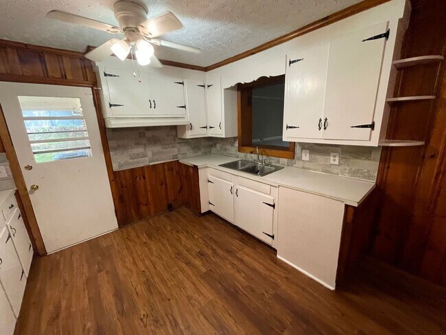 Building Photo - 3 bedroom 1.5 bath house available!   Large yard!