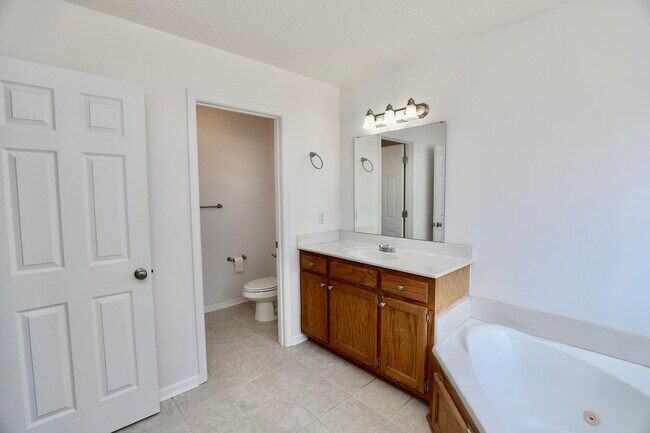 Building Photo - 3065 Temple Rd