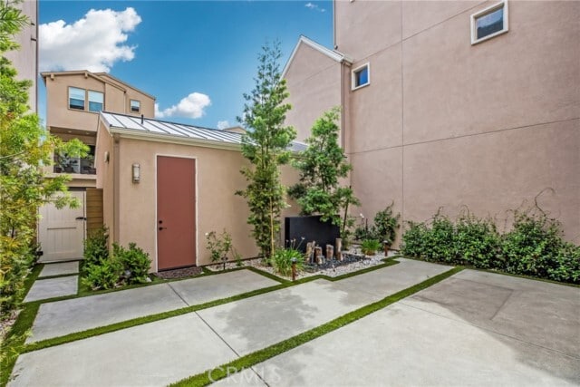 Building Photo - 783 Benchmark