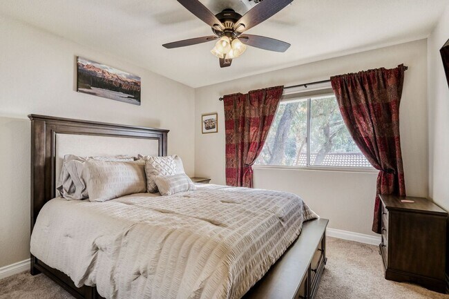 Building Photo - Furnished LVCC Beauty