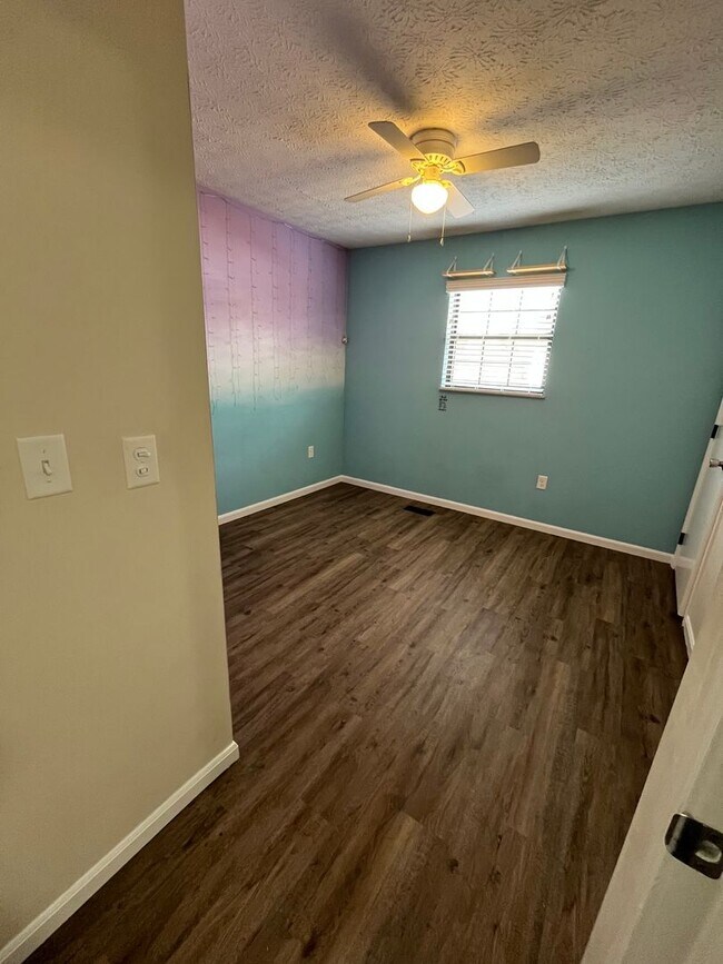 Building Photo - Fantastic 3 bedroom 2 bathroom single family home Johnstown