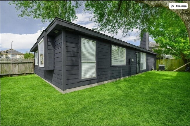 Building Photo - 6325 Southwood Ct N