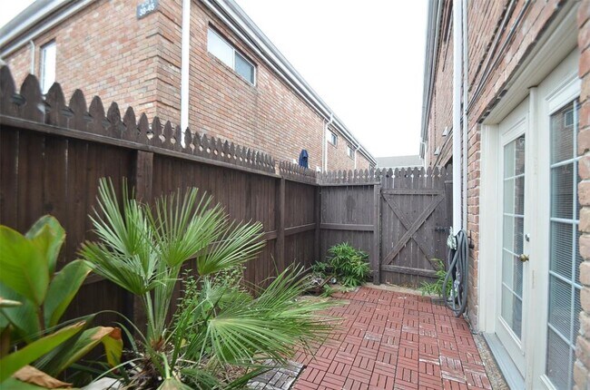 Building Photo - 6402 Del Monte Dr