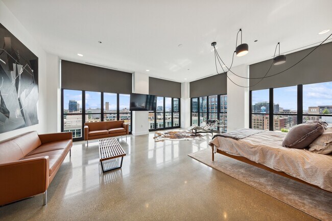 Building Photo - 900 W Washington Blvd