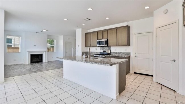 Building Photo - 2832 E Clementine Dr