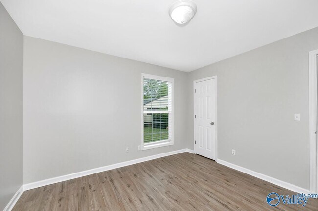 Building Photo - 800 Linwood Dr NW