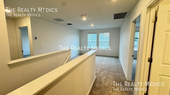 Building Photo - 2401 White Tail St