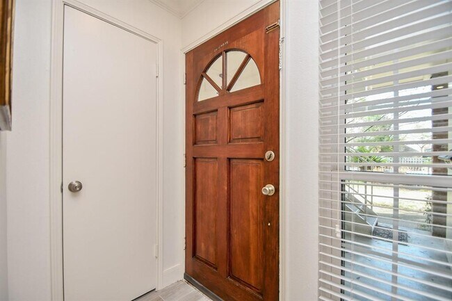Building Photo - 887 Wax Myrtle Ln