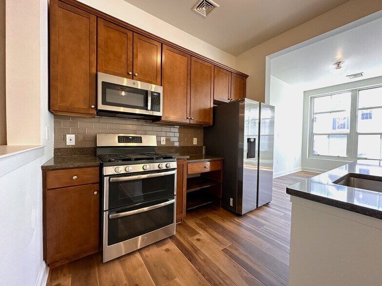 Building Photo - 55 Mallory Ave