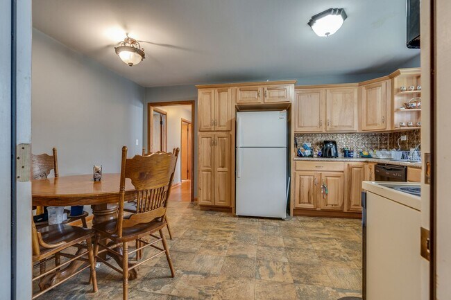 Building Photo - Charming Kingsport Home with Expansive Bas...