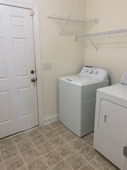 Building Photo - 2932 Beunavista Ct