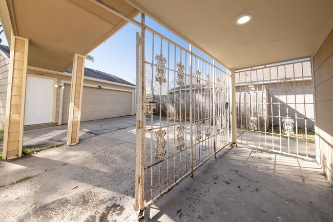 Building Photo - 2523 W Greens Rd