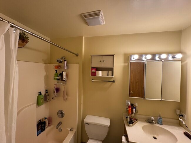 Building Photo - 531 Leah Ln