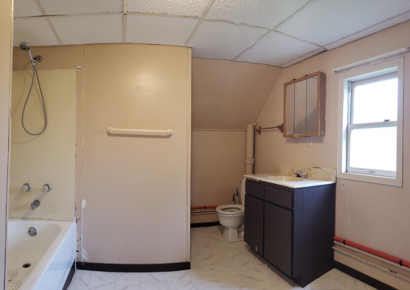 Spacious bathroom - 514 Conley Ave S