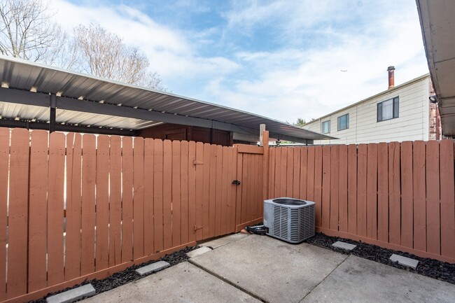 Building Photo - 7950 Grove Ridge Dr