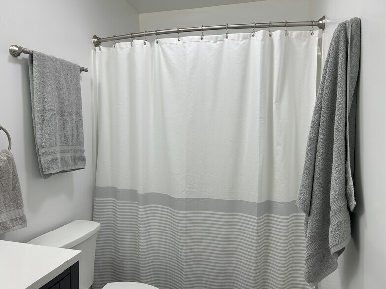 Shower and Tub - 473 S 12th St