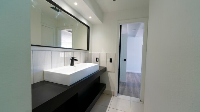 Building Photo - 321 Cornell Dr