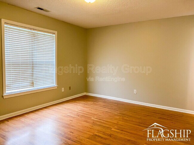 Building Photo - 3638 Highland Dr