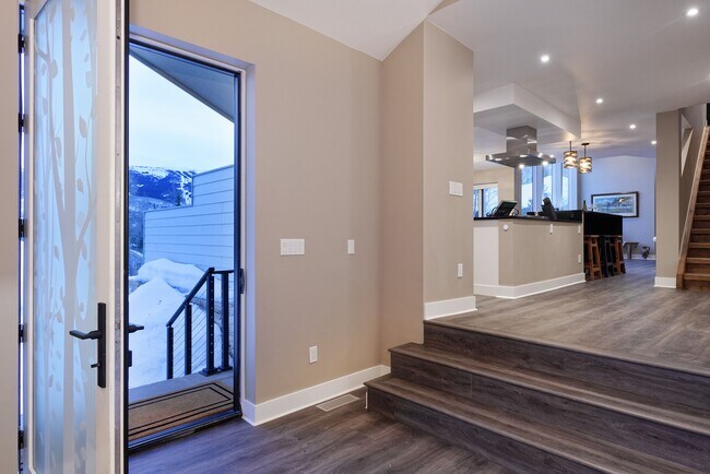 Building Photo - 888 Horse Ranch Dr