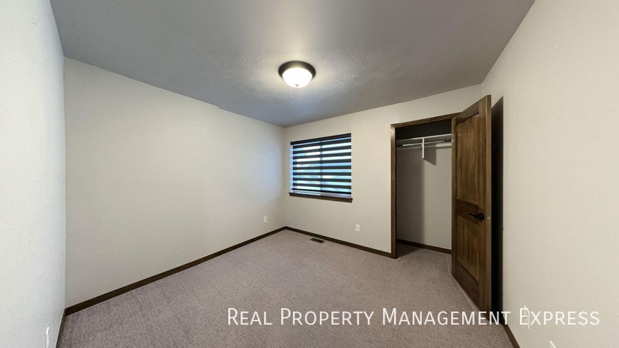 Building Photo - Modern Luxury: 3BR Townhome with Stylish F...