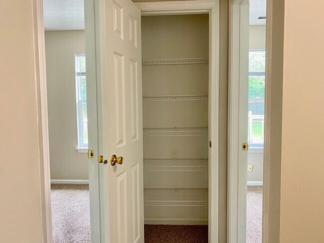 Building Photo - COMING SOON!! Great 3 Bedroom 2 Bathroom R...