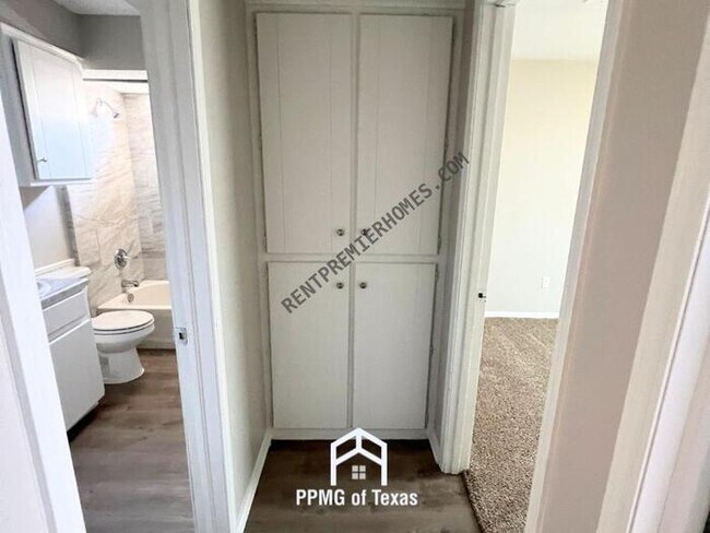 Building Photo - 1812 Mark Trail