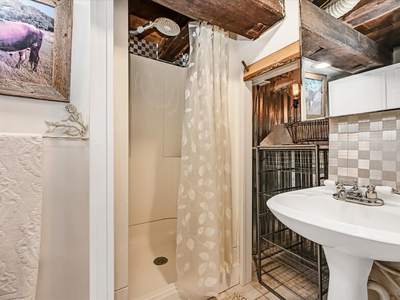 Building Photo - 1310 Hollow Rd