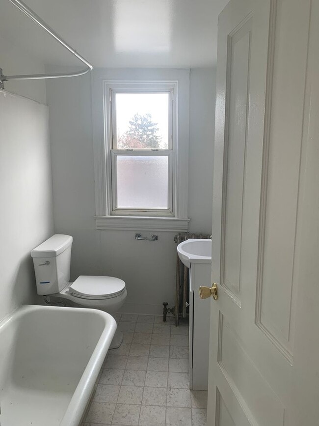 Building Photo - 1 Bedroom Top Floor Apartment-York City SD