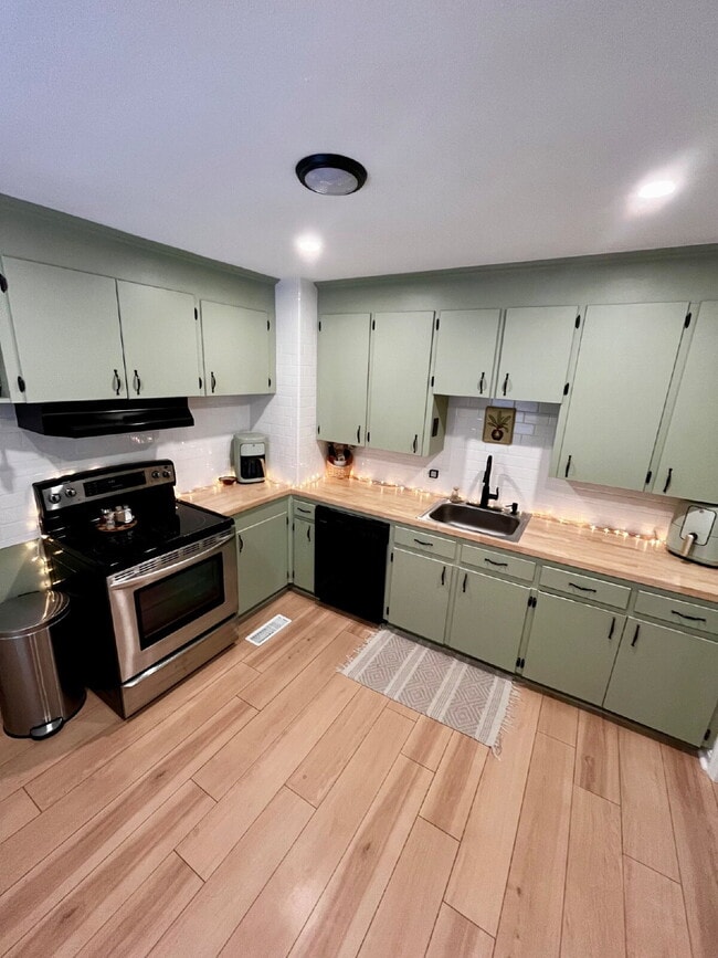 Building Photo - Gorgeous updated 2 bedroom in Perrymont/Sandusky with off street parking.