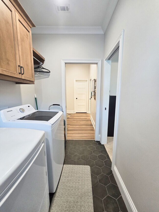 Building Photo - Spacious 4BR/3BA Home with Open Floor Plan, Screened Porch & Fenced Backyard