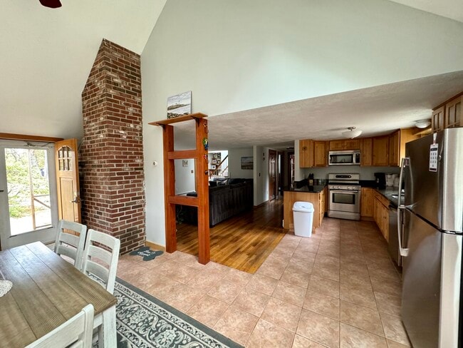 Building Photo - 10 Avery Ave