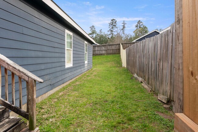 Building Photo - 115 Varsity Dr