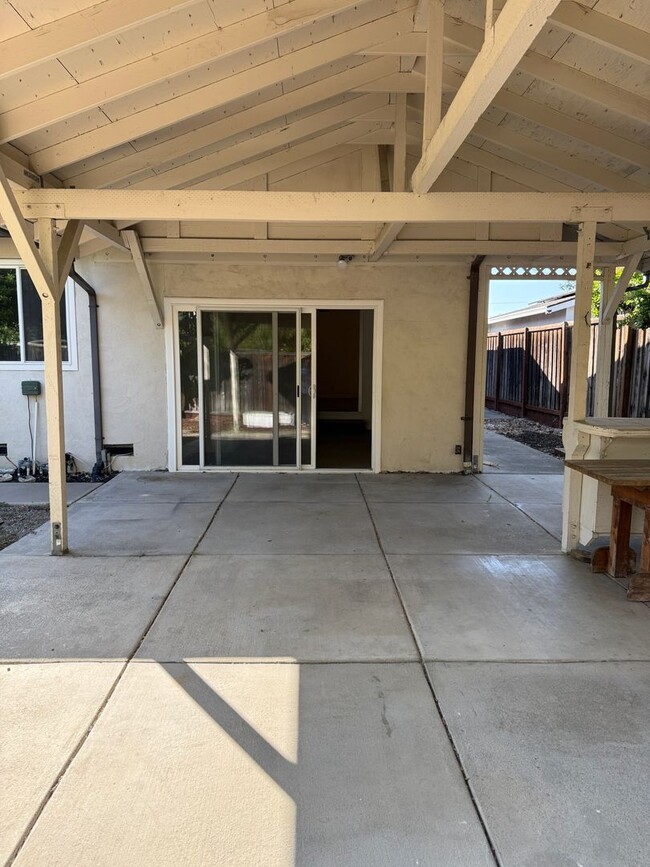 Building Photo - 1562 Oakroyal Dr