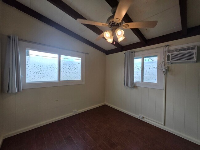 Building Photo - AVAILABLE NOW! 3 bed, 1.5 bath with 2 parking in Kailua.
