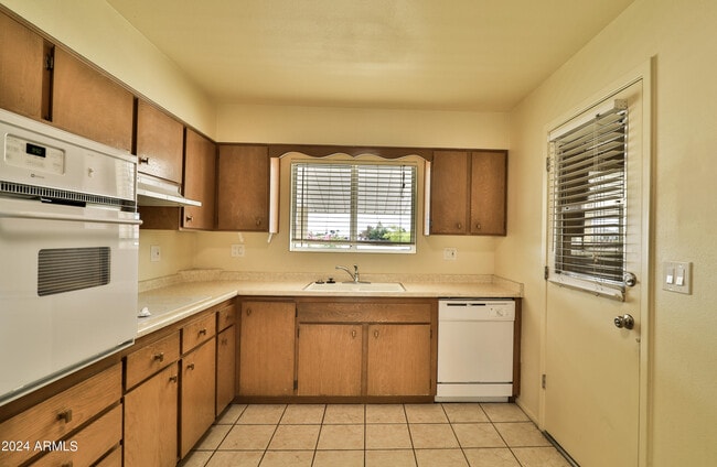 Building Photo - 9860 N 105th Ave