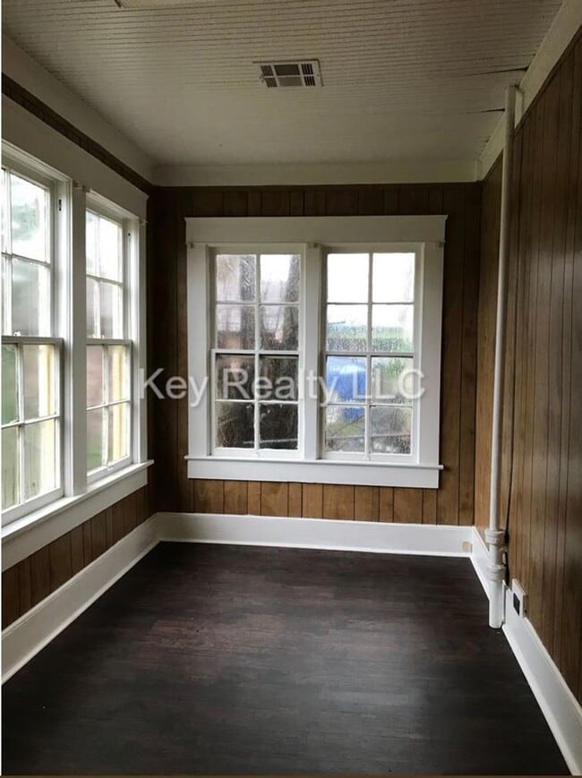 Building Photo - ****201 North 16th street - Alexandria MOV...