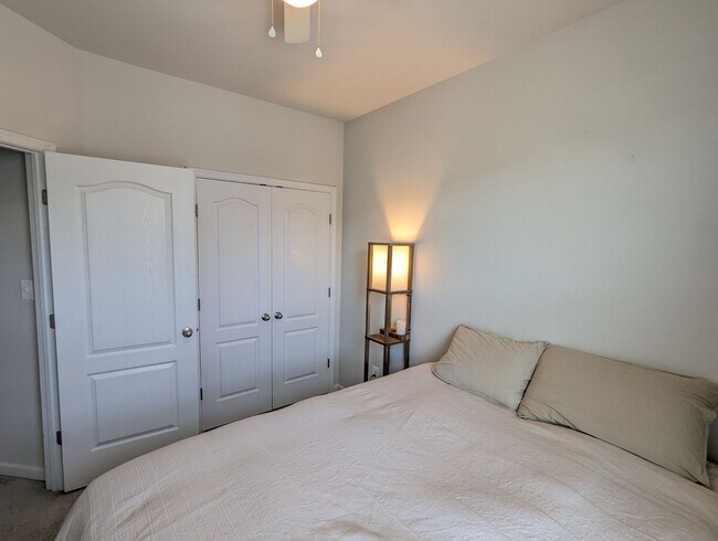 Building Photo - END UNIT newer build in ideal Frederick lo...